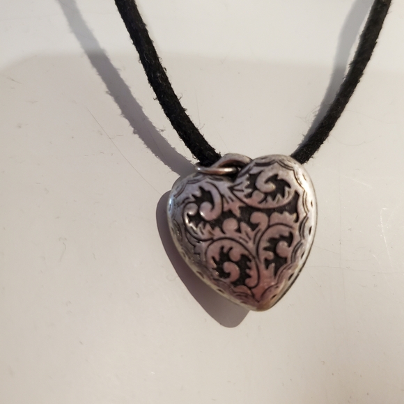 Vintage Gothic Heart Medallion Necklace - Picture 3 of 3
